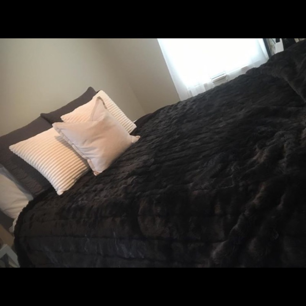 Kenar home faux fur Queen throw/comforter!